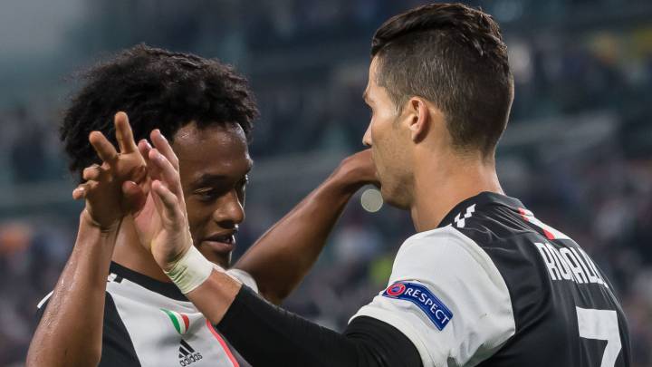 Juan Guillermo Cuadrado y Cristiano Ronaldo celebran un gol en Juventus