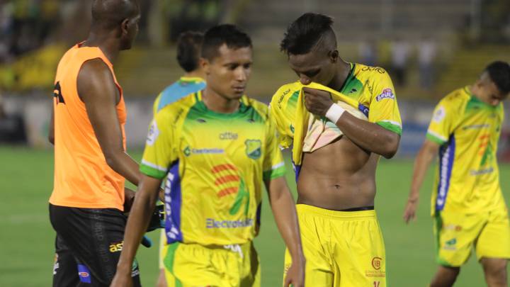 Jugadores de Huila, equipo que está comprometido con el descenso en la Liga Águila