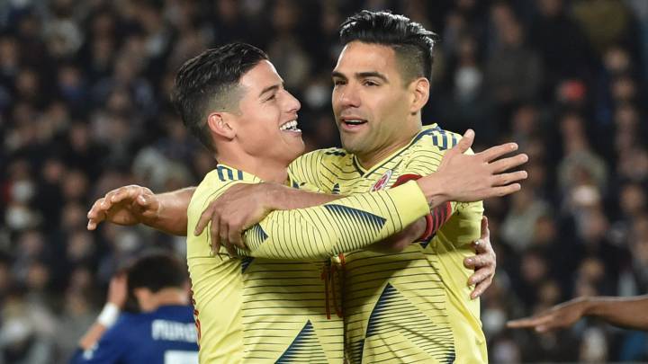 Falcao y James celebran un gol de la Selección Colombia