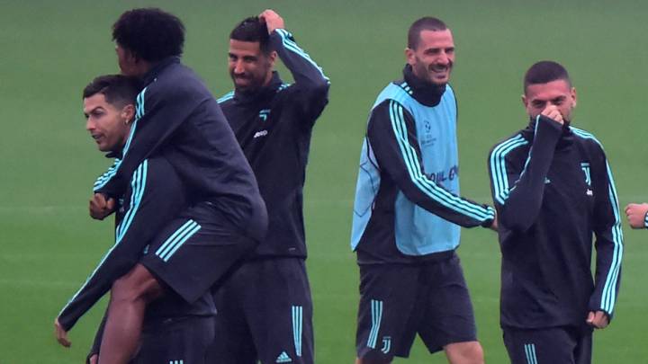 Cuadrado y sus compañeros de Juventus en un entrenamiento
