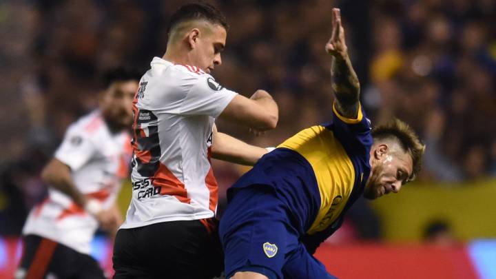 Santos Borré intenta quitar la pelota en el partido entre River Plate y Boca Juniors por la Copa Libertadores