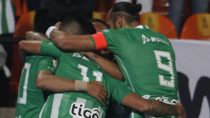 Jugadores de Nacional en partido por la Liga Águila