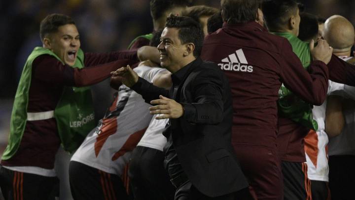 Marcelo Gallardo y Juan Fernando Quintero celebran la clasificación en cancha de Boca