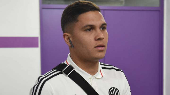 Juan Fernando Quintero llega a un entrenamiento de River Plate