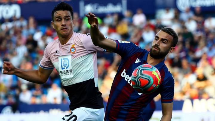 Bernardo Espinosa en el partido ante Levante