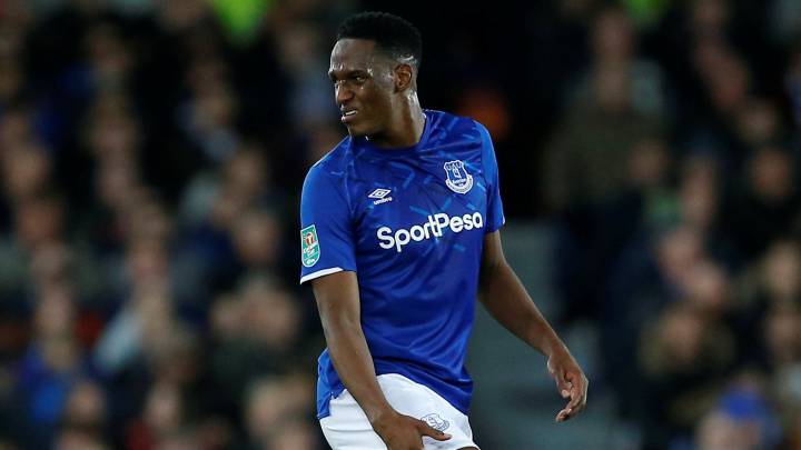 Yerry Mina, jugador de Everton se resiente de una lesión.