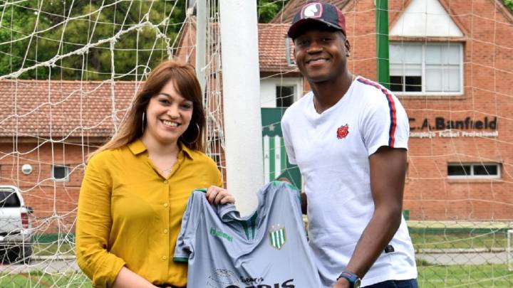 Iván Mauricio Arboleda firma nuevo contrato en Banfield
