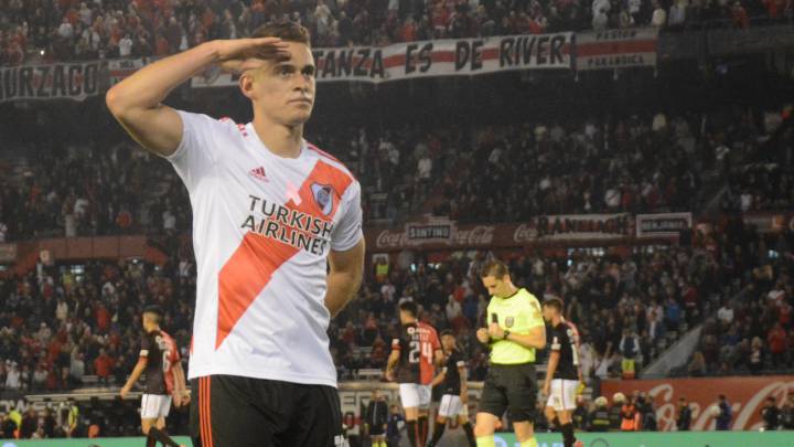 Rafael Santos Borré celebrando un gol con River Plate.
