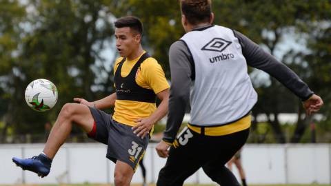 Independiente Santa Fe trabajó con grupo completo para el partido ante América