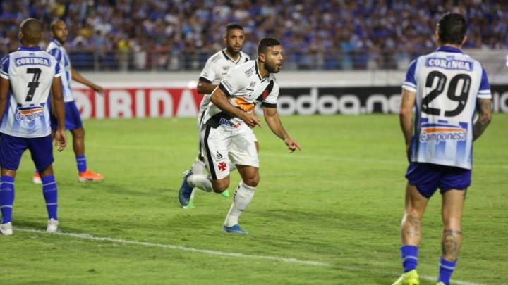 Oswaldo Henríquez festeja el gol que anotó con Vasco Da Gama