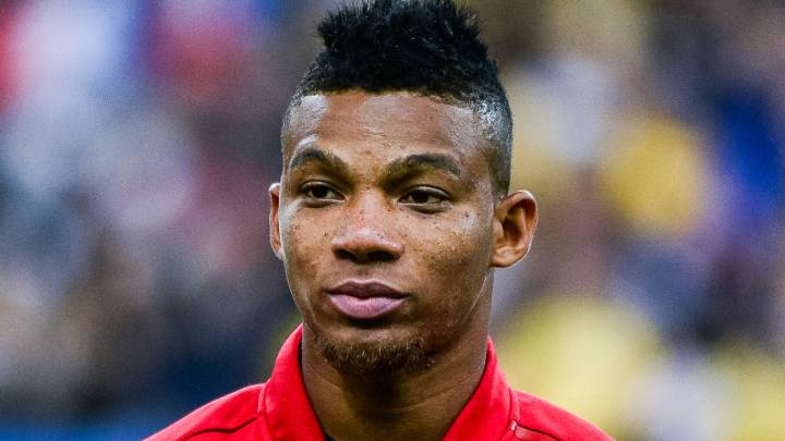Frank Fabra en los himnos durante un amistoso de la Selección
