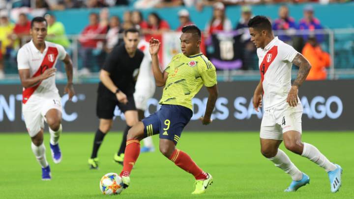 Alfredo Morelos durante el partido entre Colombia y Perú.