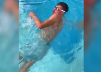 Rigo aprendiendo a nadar finalizando su recuperación