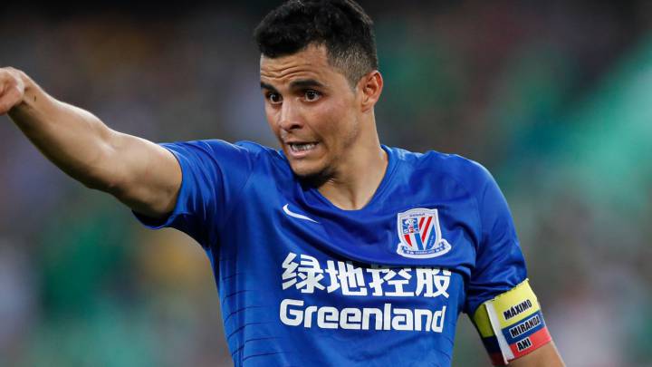 Giovanni Moreno da indicaciones en un partido por la Superliga China