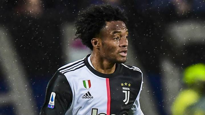 Juan Guillermo Cuadrado maneja la pelota en el partido ante Atalanta