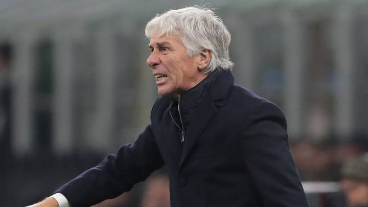 Gian Piero Gasperini da indicaciones a sus jugadores de Atalanta