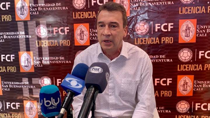 Gabriel Jaime Gómez, técnico colombiano en el curso de licencia PRO