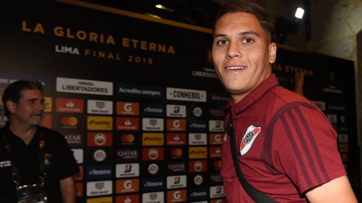 Juan Fernando Quintero en una zona mixta de River Plate
