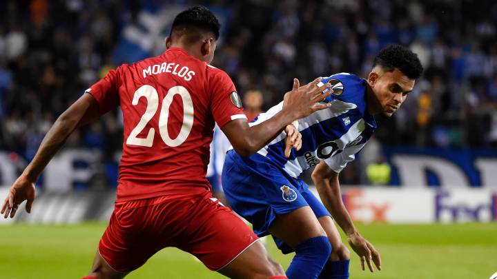 Díaz y Morelos disputan una balón en el partido entre Porto y Rangers por la Europa League