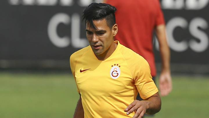 Mustafa Cengiz, presidente de Galatasaray, aseguró que Juventus quería fichar al delantero colombiano Radamel Falcao García y habló de su lesión