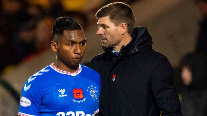 Alfredo Morelos saluda a su técnico Steven Gerrard