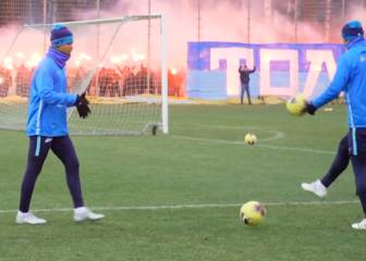 Hinchas del Zenit calientan el frío entrenamiento de Barrios