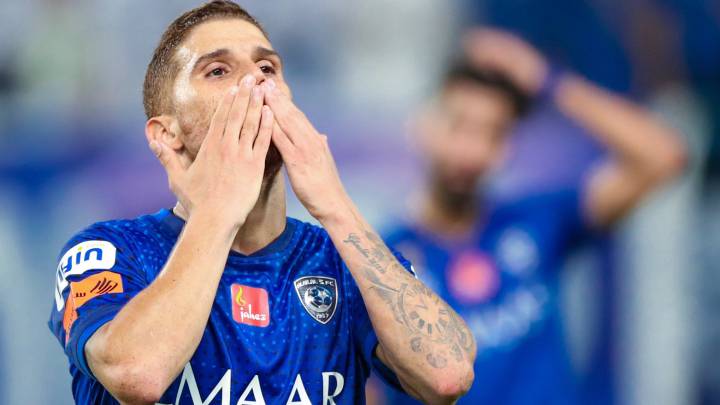 Gustavo Cuéllar saluda a los hinchas de Al Hilal