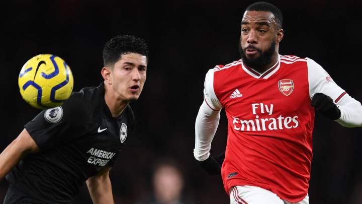 Steven Alzate disputa una pelota con Lacazette en partido por la Premier League