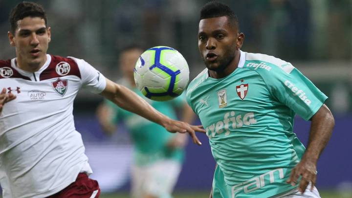 Miguel Ángel Borja controla un balón en un partido entre Palmeiras y Fluminense