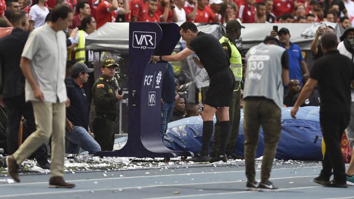 VAR en la final de la Liga Águila entre América de Cali y Junior de Barranquilla. El árbitro Wilmar Roldán tuvo que acudir al video arbitraje