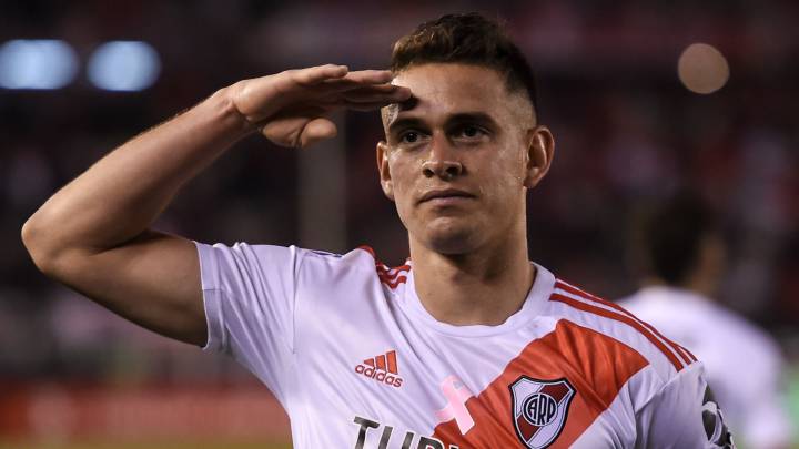 Santos Borré festeja un gol con River Plate