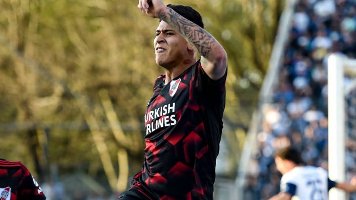 Jorge Carrascal celebra el gol que marcó a Gimnasia con River Plate