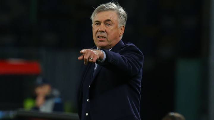 Carlo Ancelotti dirigiendo su último con Napoli
