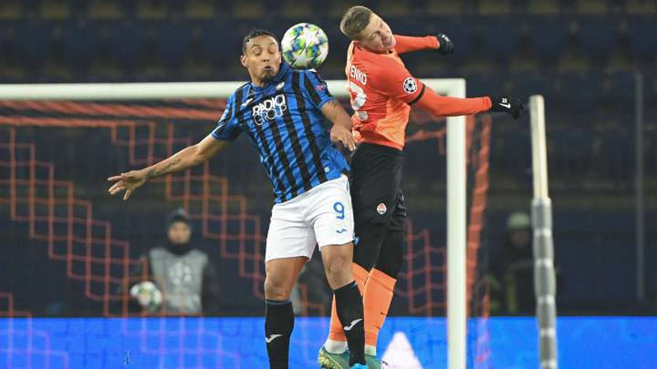 Luis Fernando Muriel lucha un balón en Champions ante Shakhtar Donetsk