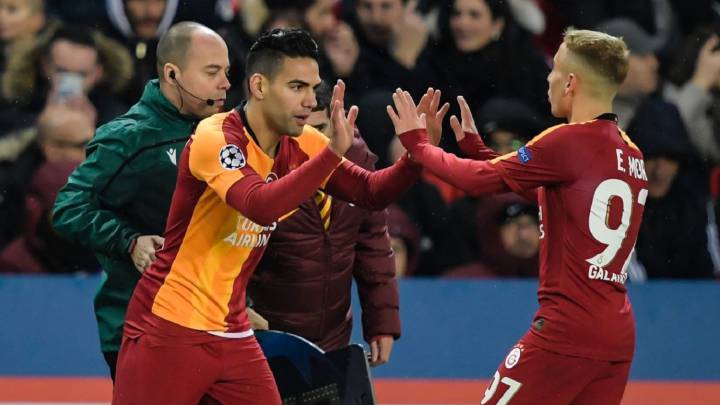 Falcao García entra por Emre Mor