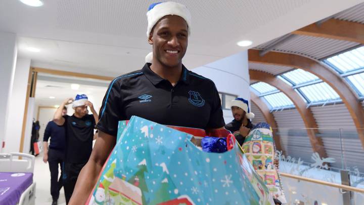 Yerry Mina entrega regalos en un evento del Everton