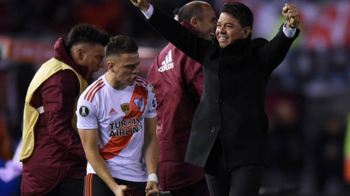 Rafael Santos Borré y Marcelo Gallardo en un partido de Copa Libertadores ante Boca Juniors
