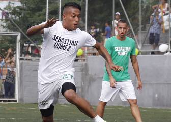 'Sebas' Gómez lleva alegría a su barrio con regalos y fútbol