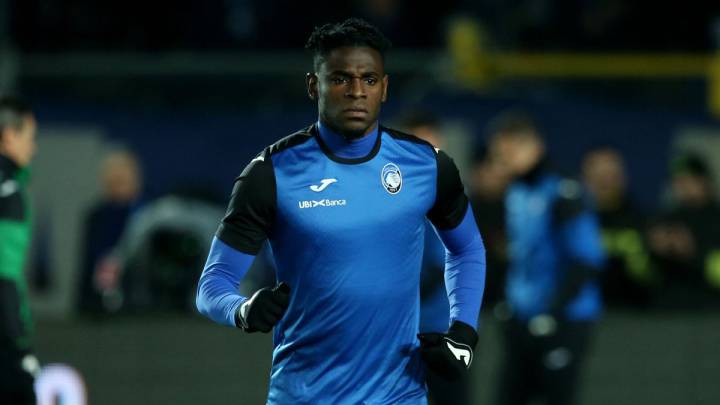Duván Zapata sigue en España con su recuperación.