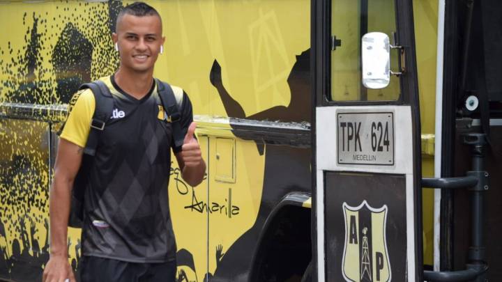 Luciano Ospina, capitán de Alianza Petrolera, saluda a la cámara antes de subir al bus