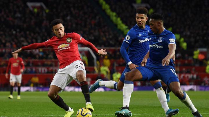 Yerry Mina fue titular con Everton en el empate con Manchester United
