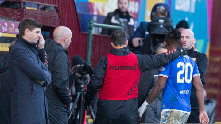 Steven Gerrard defiende a Morelos tras la expulsión
