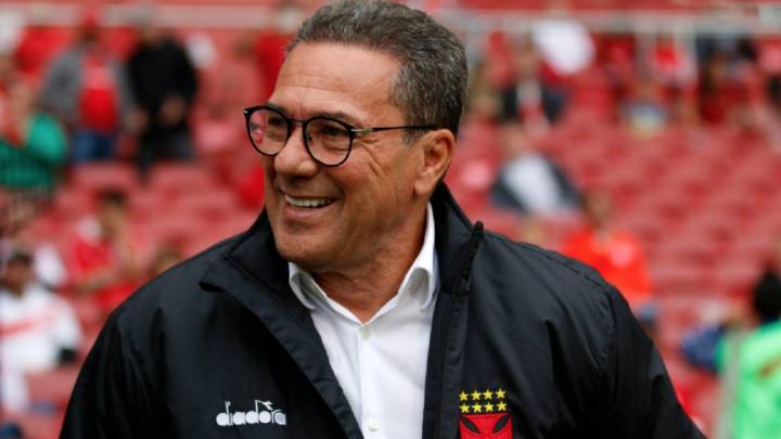 Vanderlei Luxemburgo sonríe en un partido de Vasco da Gama