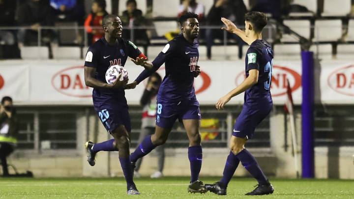 Adrián Ramos anotó doblete con Granada ante l'Hospitalet y llegó a 100 goles en Europa.