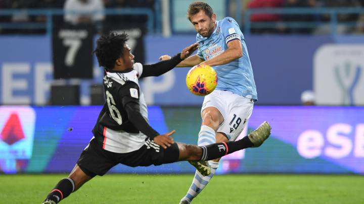 Cuadrado intenta evitar el remate de Lulic en Arabia Saudita