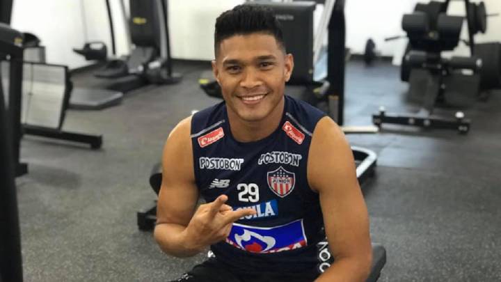 Teo Gutiérrez en el gimnasio entrenando con Junior