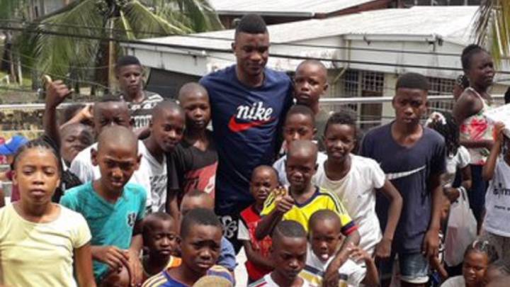 Jhon Córdoba dando regalos a niños en Istmina