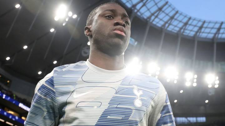 Davinson Sánchez sale a la cancha para hacer el entrenamiento con Tottenham