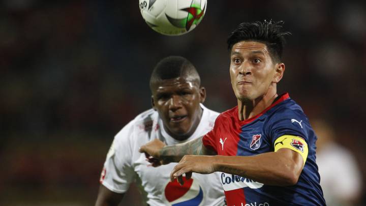 Germán Cano cabecea un balón contra América de Cali