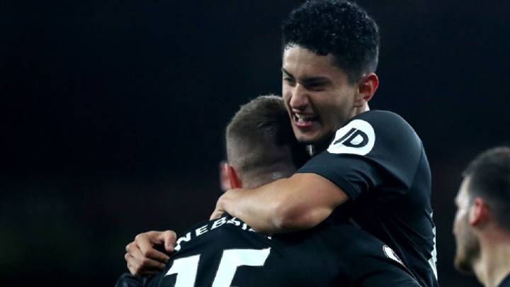 Steven Alzate, jugador de Brighton, celebra un gol en Premier League